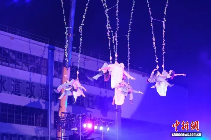 西班牙高空音乐舞剧《站台奇妙夜》“飞临”上海复兴岛