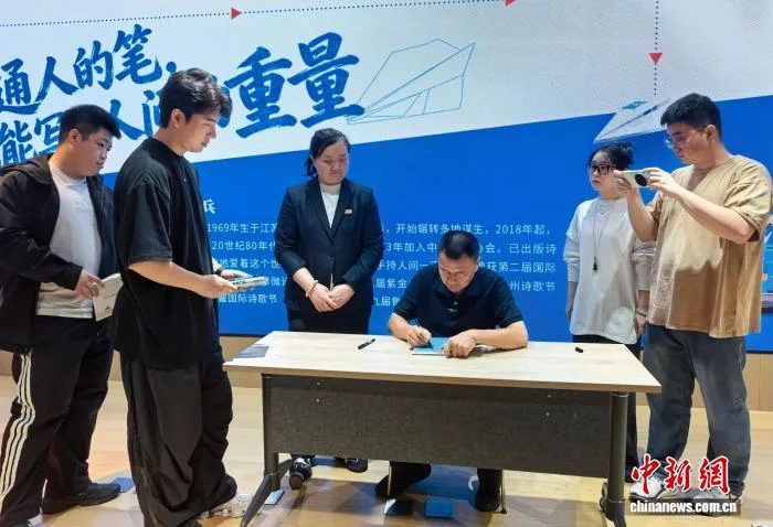 “外卖诗人”王计兵：普通人的笔，也能写下生活的重量