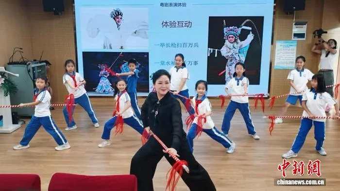 粤剧粤歌艺术课走进深圳中小学 “圈粉”新生代