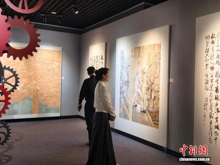 广西工业重镇举行艺术作品双年展 以笔墨诠释工业美学