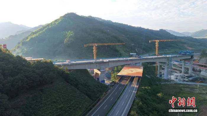 黄百铁路全线最大跨度连续梁顺利完工