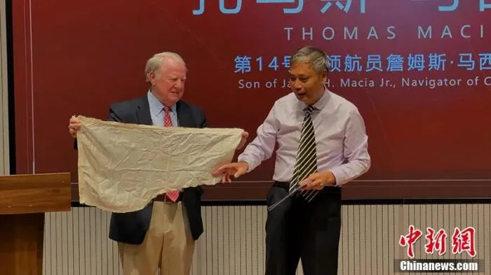 一块降落伞残布，如何包裹84年的中美民间友谊？