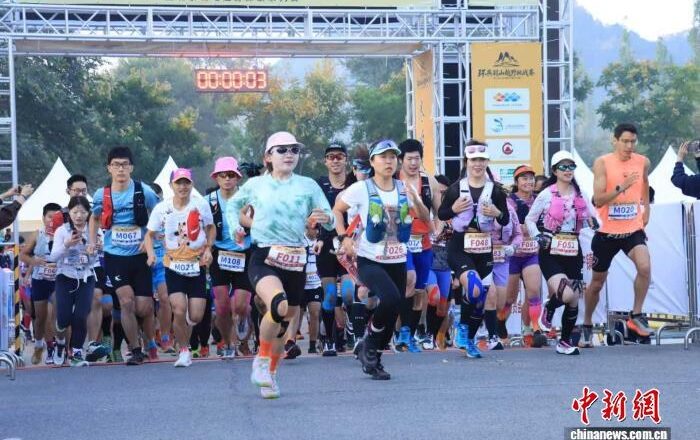 北京环燕羽山越野赛吸引400余名选手