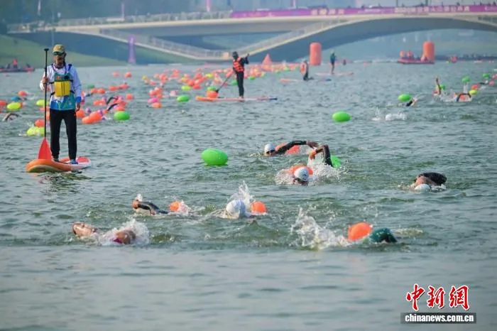 2026南京铁人三项公开赛鸣笛开赛 国内外选手逐浪竞驰江心洲