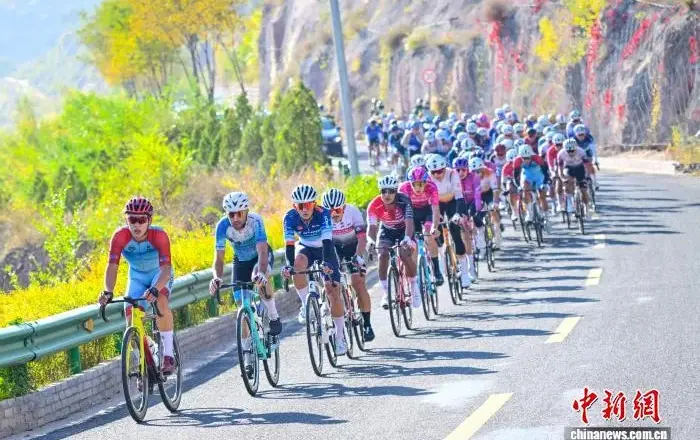 第五届沿黄观光路国际自行车赛在榆林吴堡开赛