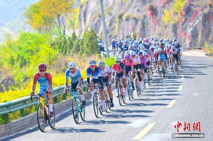 第五届沿黄观光路国际自行车赛在榆林吴堡开赛