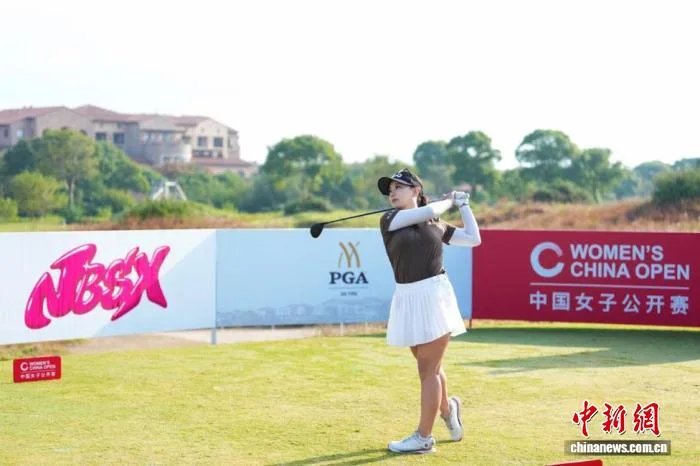 中国女子高尔夫球公开赛：石昱莉1杆优势领跑冲冠